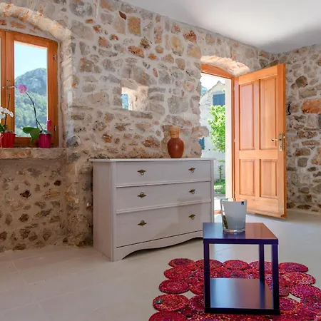 Kuce Hvar * Pitve