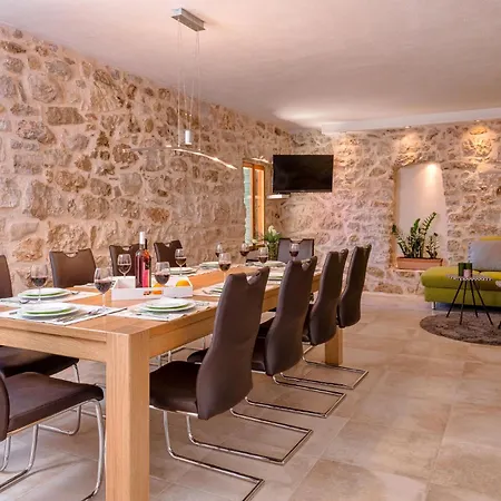 Kuce Hvar *