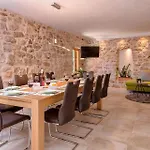 Kuce Hvar *