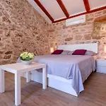Kuce Hvar *