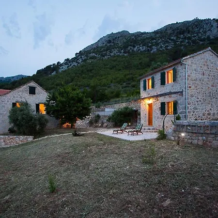 Kuce Hvar Pitve