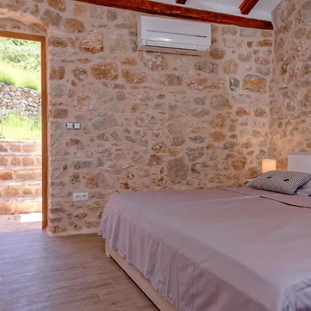 Kuce Hvar * Pitve