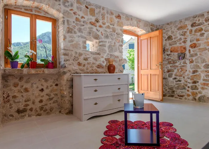 Kuce Hvar * Pitve