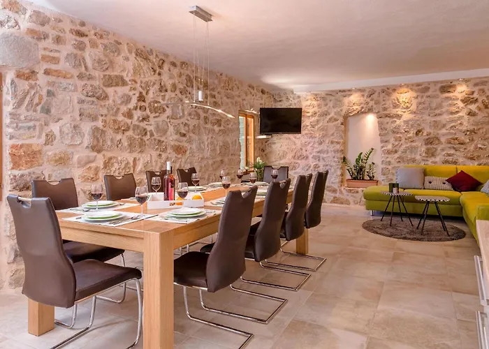 Kuce Hvar *