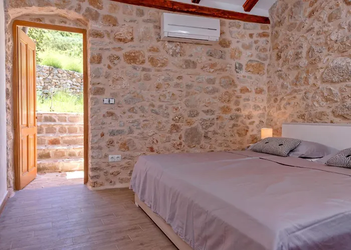 Kuce Hvar * Pitve