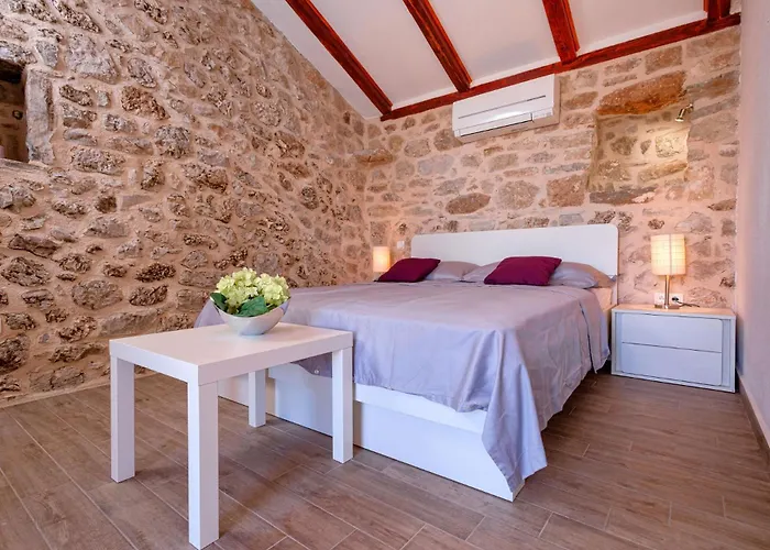 Kuce Hvar *