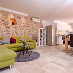 Kuce Hvar