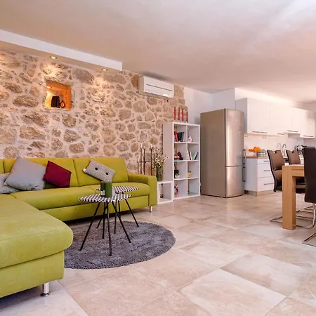 Kuce Hvar